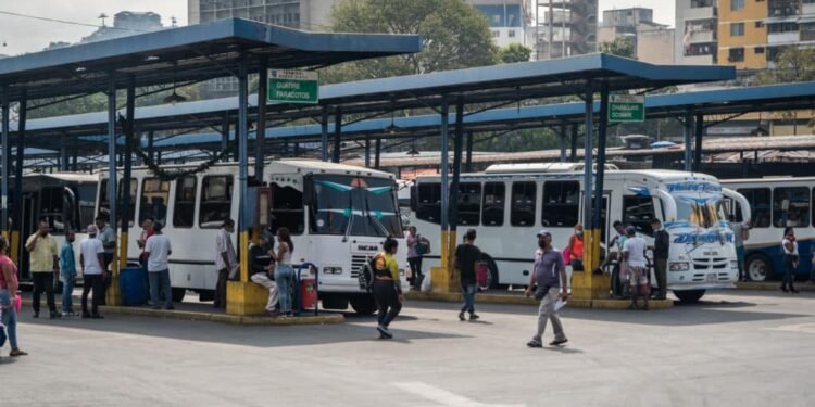 ¿En cuánto tiempo entregan un permiso de viaje para niños y adolescentes en Caracas?