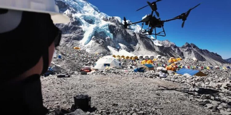 Implementan el uso de drones para limpiar la basura del monte Everest