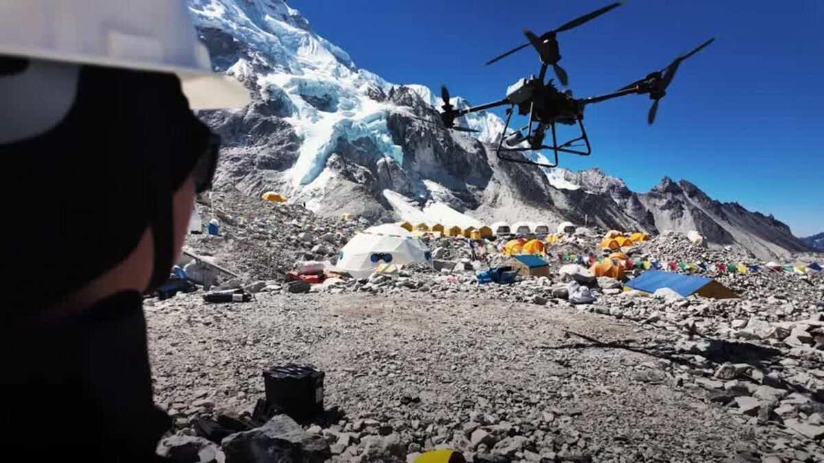 Implementan el uso de drones para limpiar la basura del monte Everest