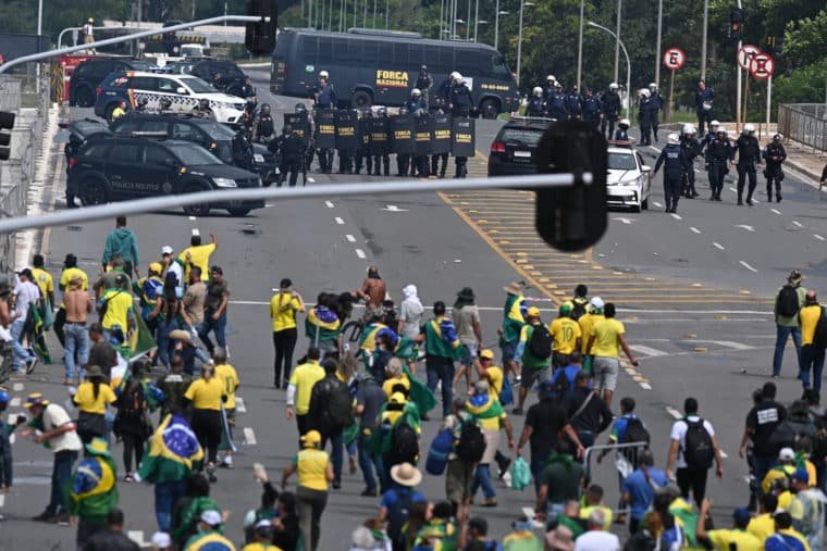 Bolsonaristas invaden el Congreso brasileño en manifestación contra Lula