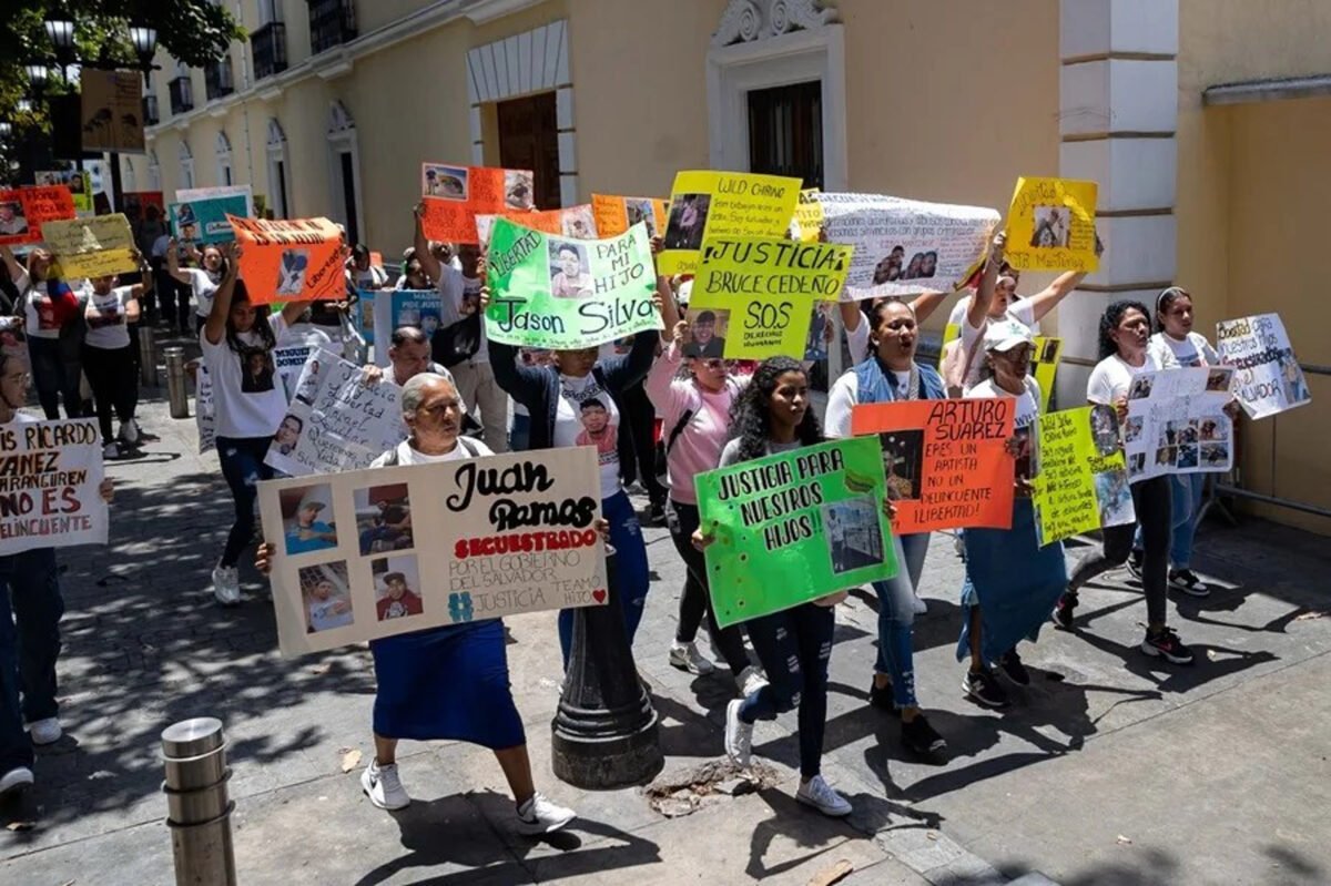 Rehenes del Cecot | Sin defensa ni juicio: las deportaciones de venezolanos al Cecot violan principios legales y derechos humanos básicos