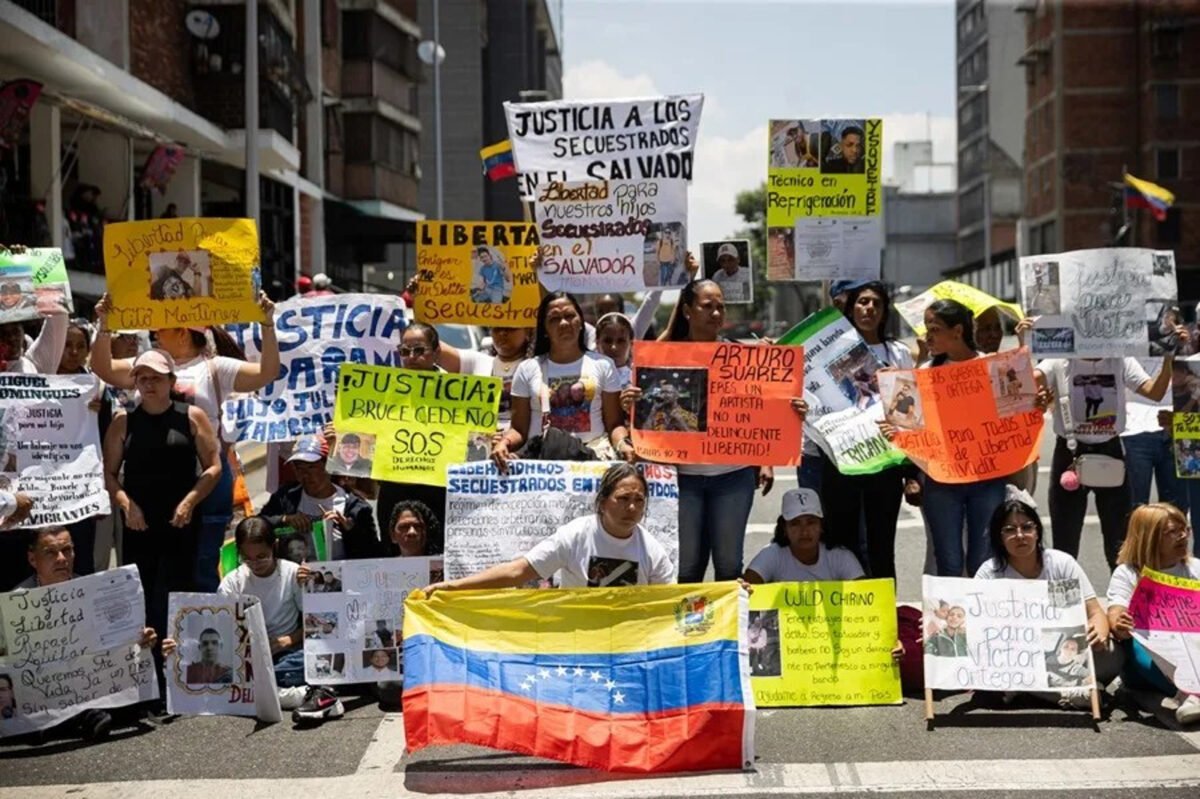 Rehenes del Cecot | Sin defensa ni juicio: las deportaciones de venezolanos al Cecot violan principios legales y derechos humanos básicos
