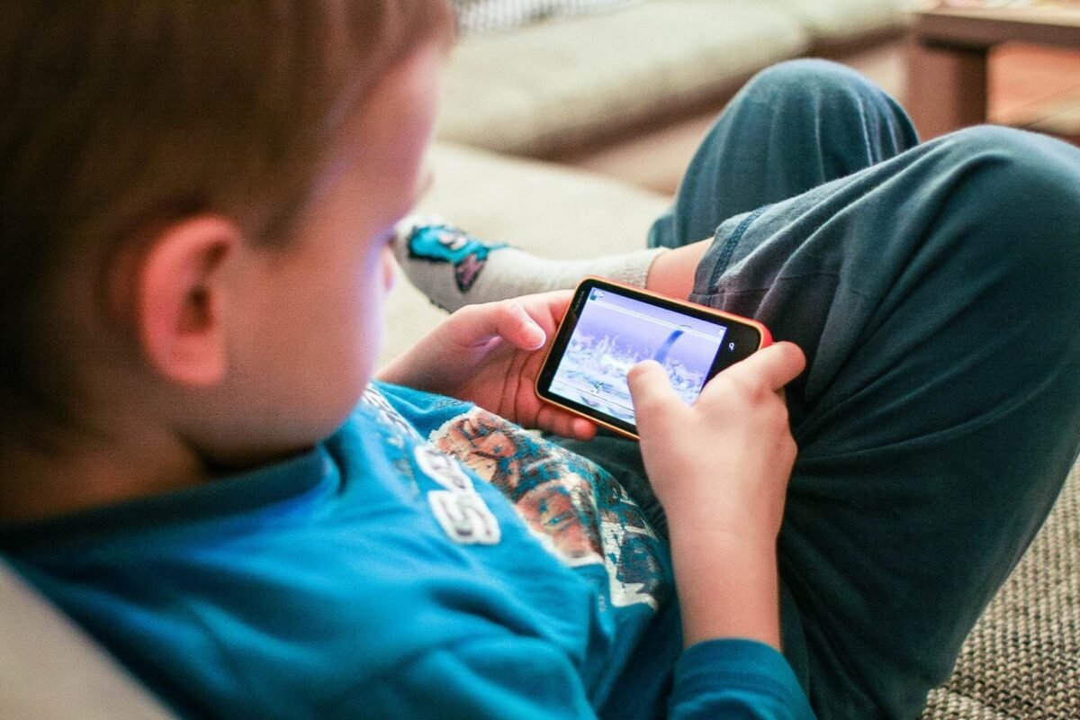 Estudio revela que el uso del celular antes de los 13 años compromete la salud mental
