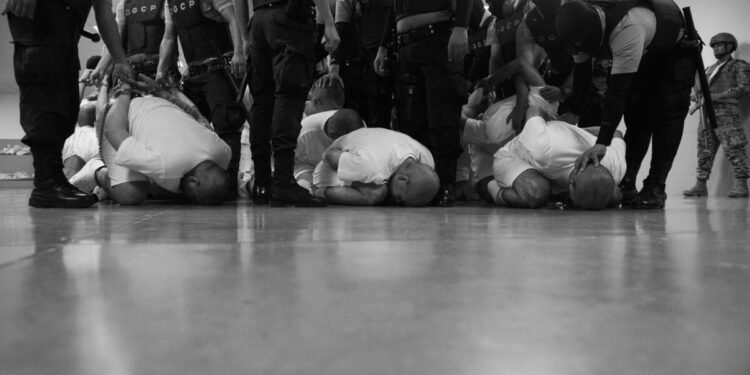 Llegaron al país los 252 venezolanos que estaban detenidos en el Cecot
