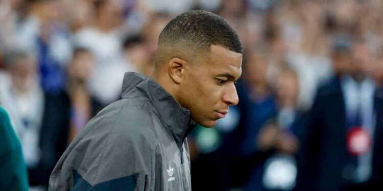 Investigan a Mbappé por donaciones económicas a cinco policías franceses 
