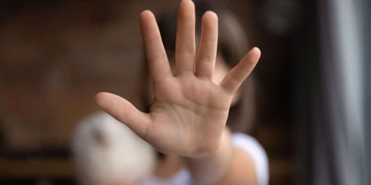 Detuvieron a un hombre por ofrecer a su nieta de 13 años para que fuera abusada sexualmente