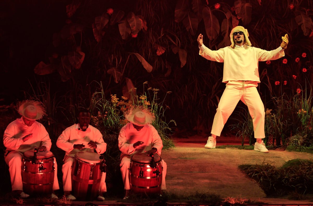 Bad Bunny lanzó el tema "Alambre Púa" que presentó de manera inédita en su gira de conciertos