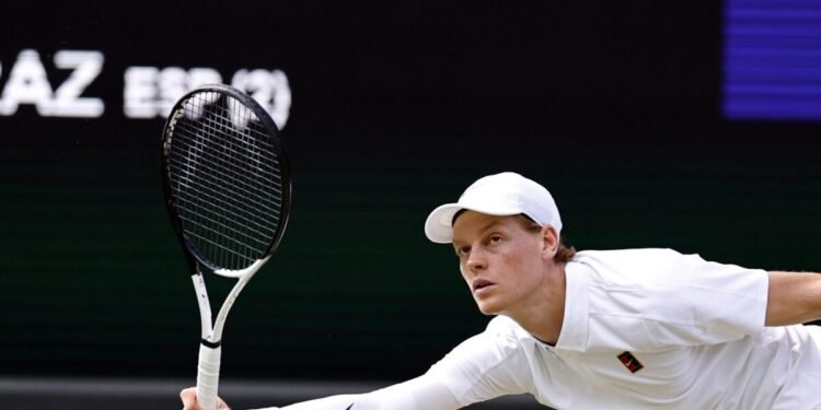 El tenista italiano Jannik Sinner se consagró campeón de Wimbledon