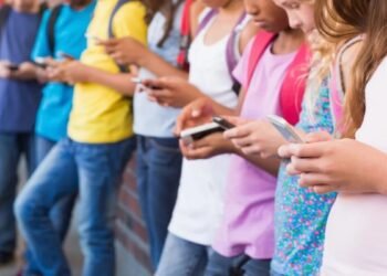 Estudio reveló que el uso del celular antes de los 13 años compromete la salud mental
