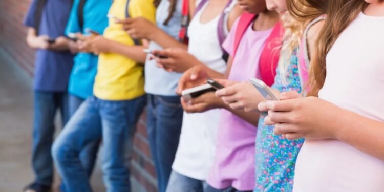 Estudio reveló que el uso del celular antes de los 13 años compromete la salud mental