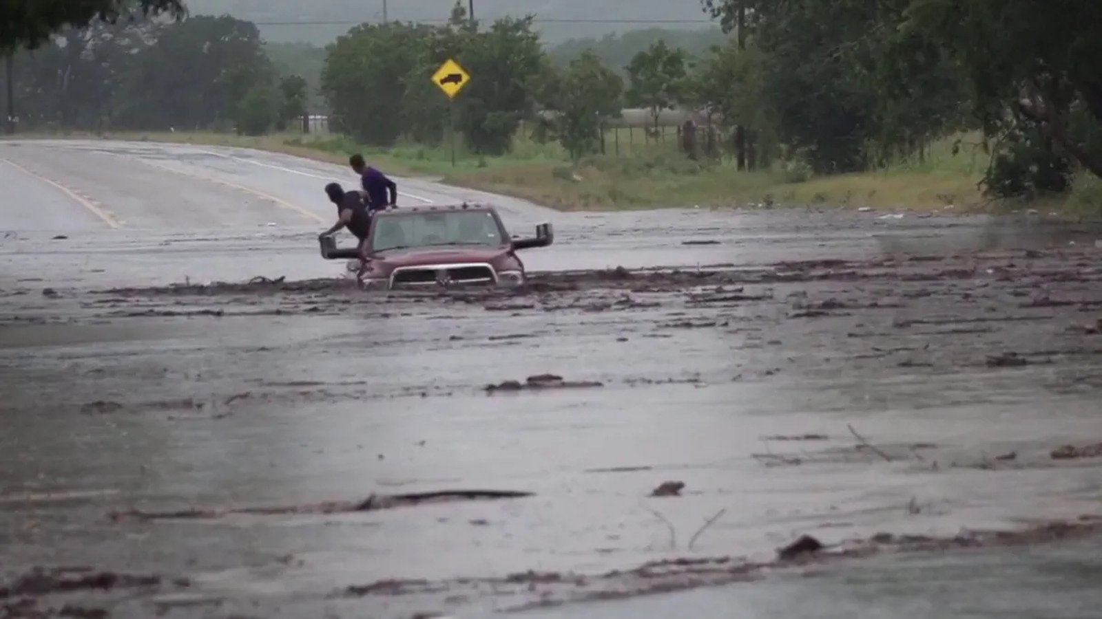 “Ya no queda nada”: Lluvias históricas provocan tragedia en campamento de verano en Texas