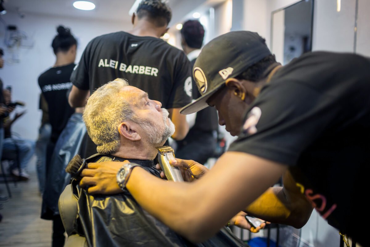 Jóvenes venezolanos transforman su futuro desde una barbería en Caracas