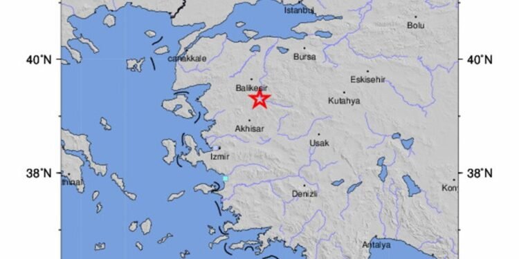 En imágenes: terremoto de magnitud 6,1 sacudió el noroeste de Turquía