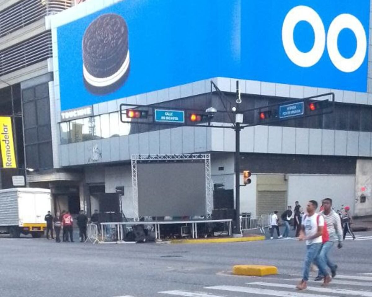 Reportaron la instalación de tarimas en varias calles de Caracas por marcha oficialista