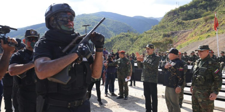 Petro ordenó militarizar zona fronteriza con Venezuela para enfrentar a grupos armados