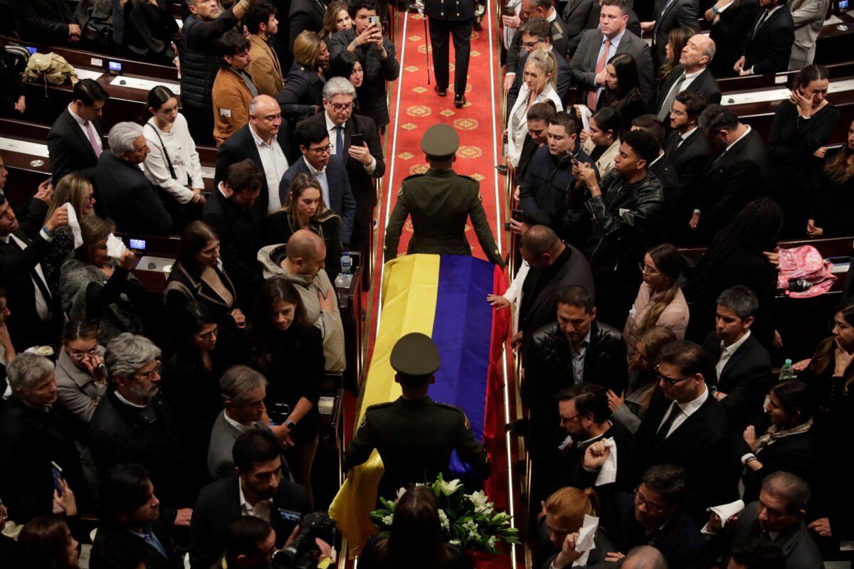 #TeExplicamosElDía | Martes 12 de agosto En imágenes: recibieron el féretro de Uribe Turbay en el Capitolio de Colombia