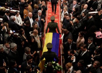 En imágenes: recibieron el féretro de Uribe Turbay en el Capitolio de Colombia