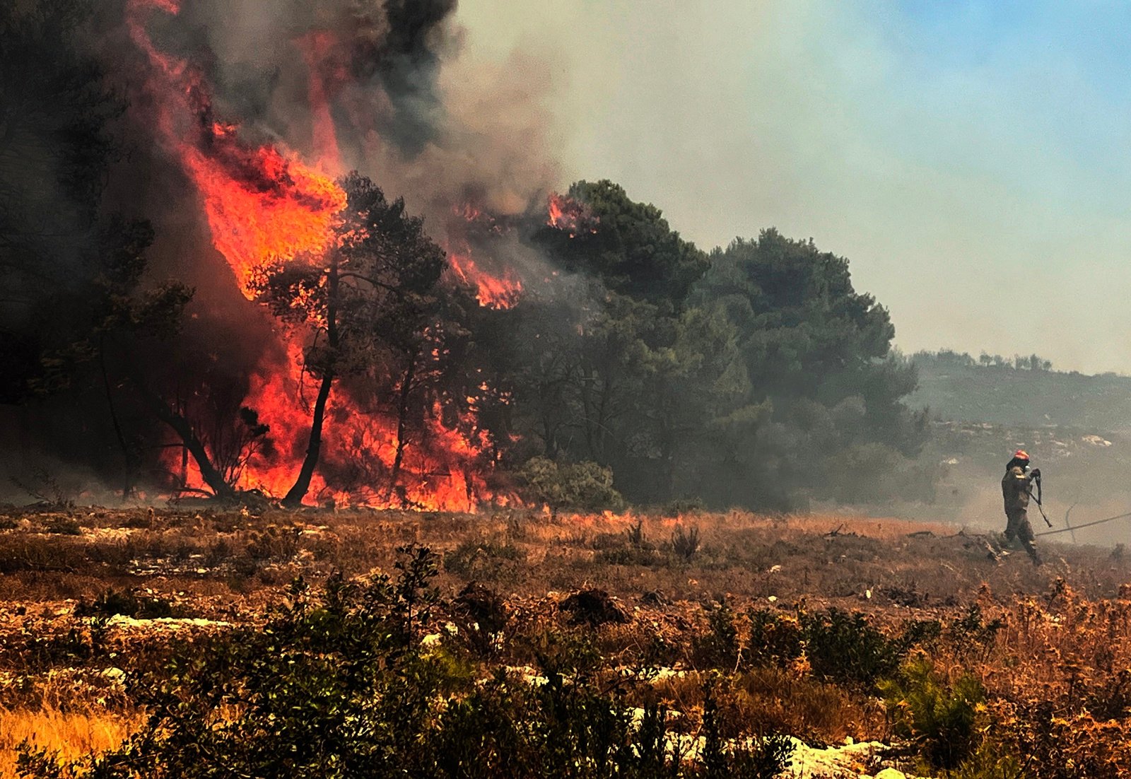 Europa enfrenta incendios en medio de altas temperaturas y fuertes vientos