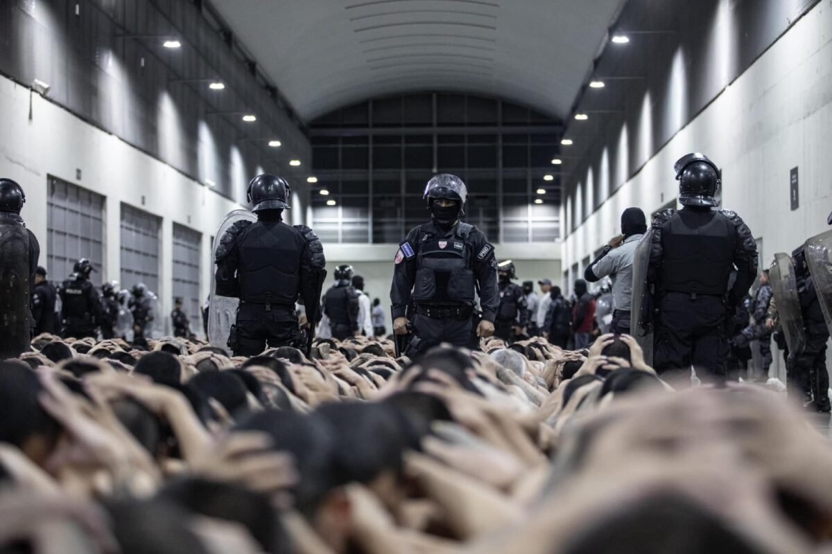 Rehenes del Cecot | Detrás de la megacárcel donde se apagan las voces de los venezolanos deportados