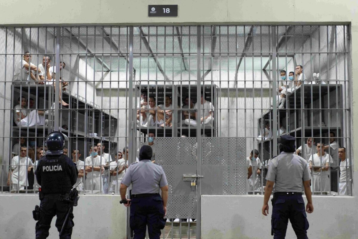 Rehenes del Cecot  | Detrás de la megacárcel donde se apagan las voces de los venezolanos deportados