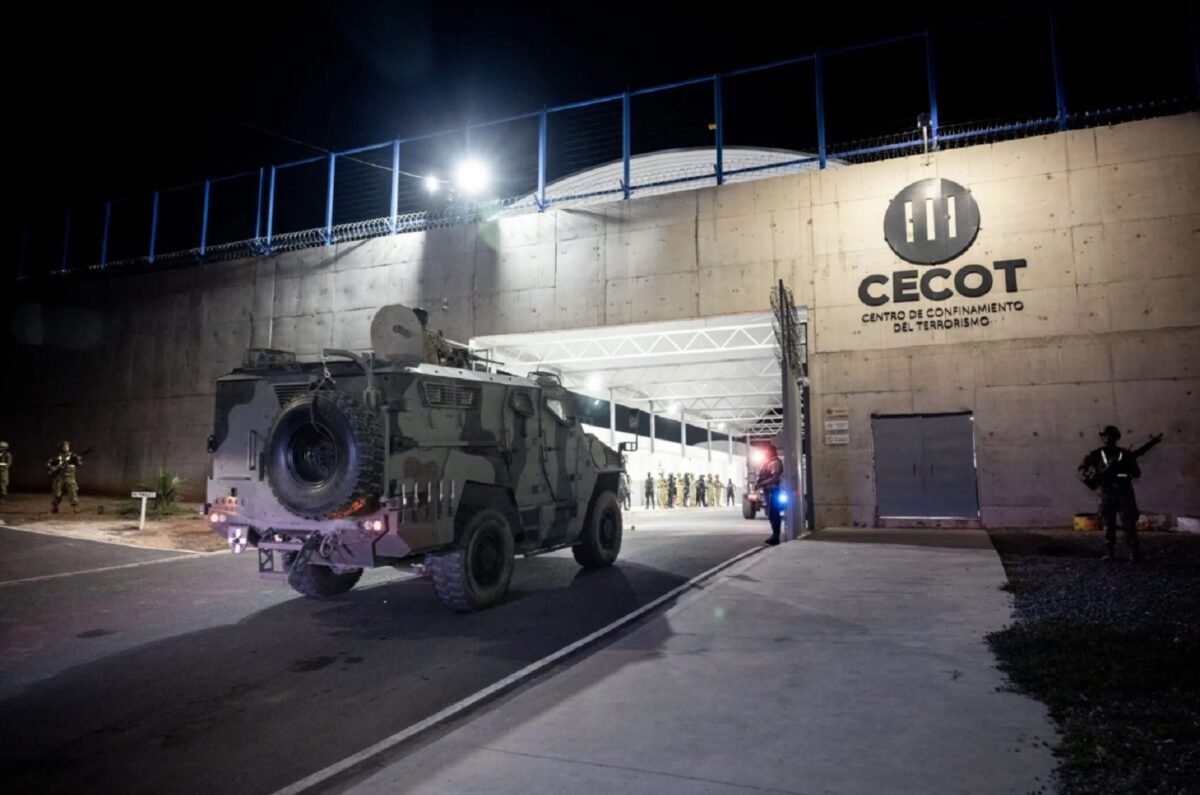 Rehenes del Cecot | Detrás de la megacárcel donde se apagan las voces de los venezolanos deportados