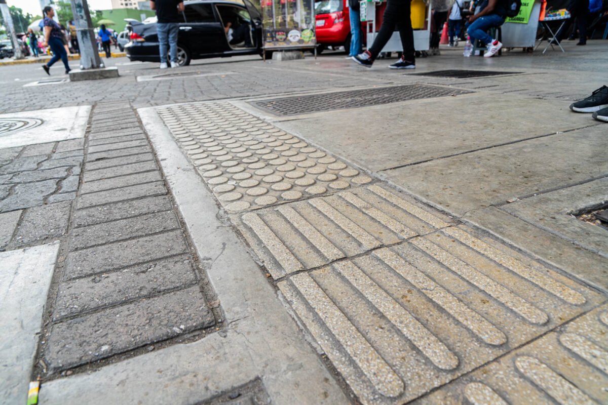 Rutas podotáctiles en Caracas: señales para una ciudad más inclusiva