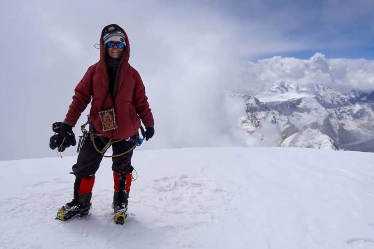 ¿Qué se sabe de la alpinista rusa varada en el Pico Pobeda después de fracturarse una pierna?