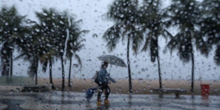 Tormenta tropical Erin se fortalece y podría convertirse en el primer huracán de la temporada