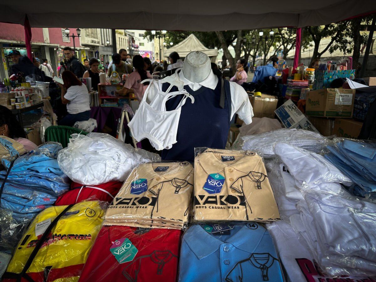 ¿Cuánto cuestan los uniformes escolares para el periodo 2025-2026 en Caracas?