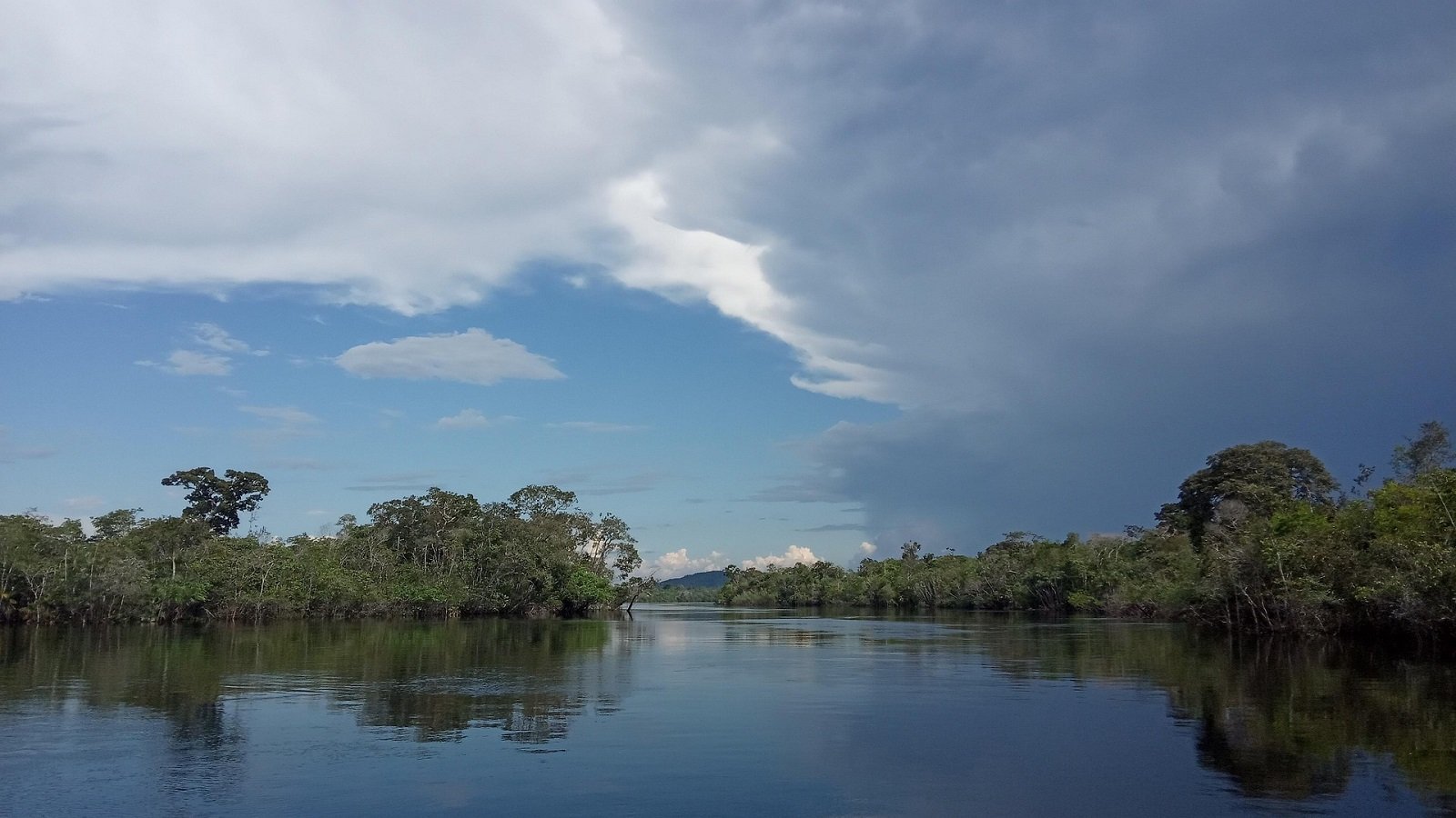 Autoridades venezolanas monitorean crecida del río Orinoco tras fuertes lluvias en Bolívar