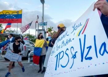 Un juez federal aplazó su decisión sobre venezolanos con TPS en EE UU