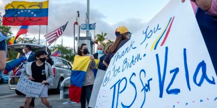 Un juez federal aplazó su decisión sobre venezolanos con TPS en EE UU