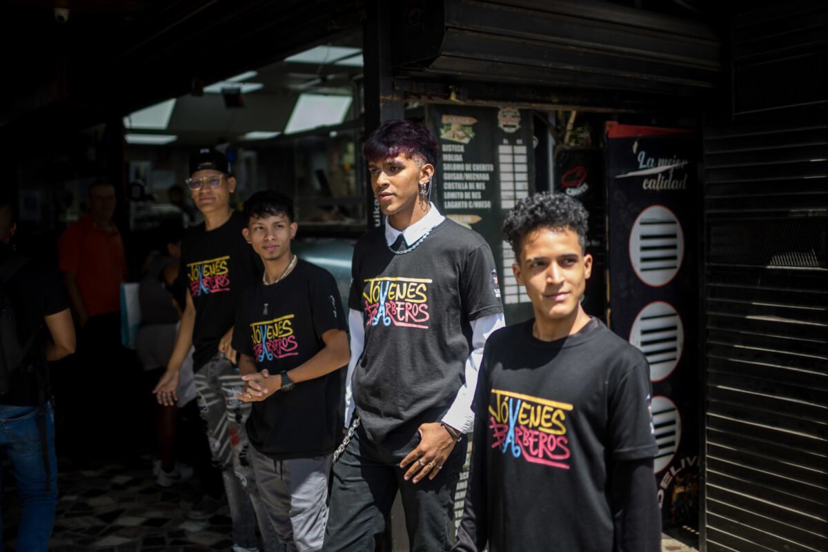 Jóvenes venezolanos transforman su futuro desde una barbería en Caracas