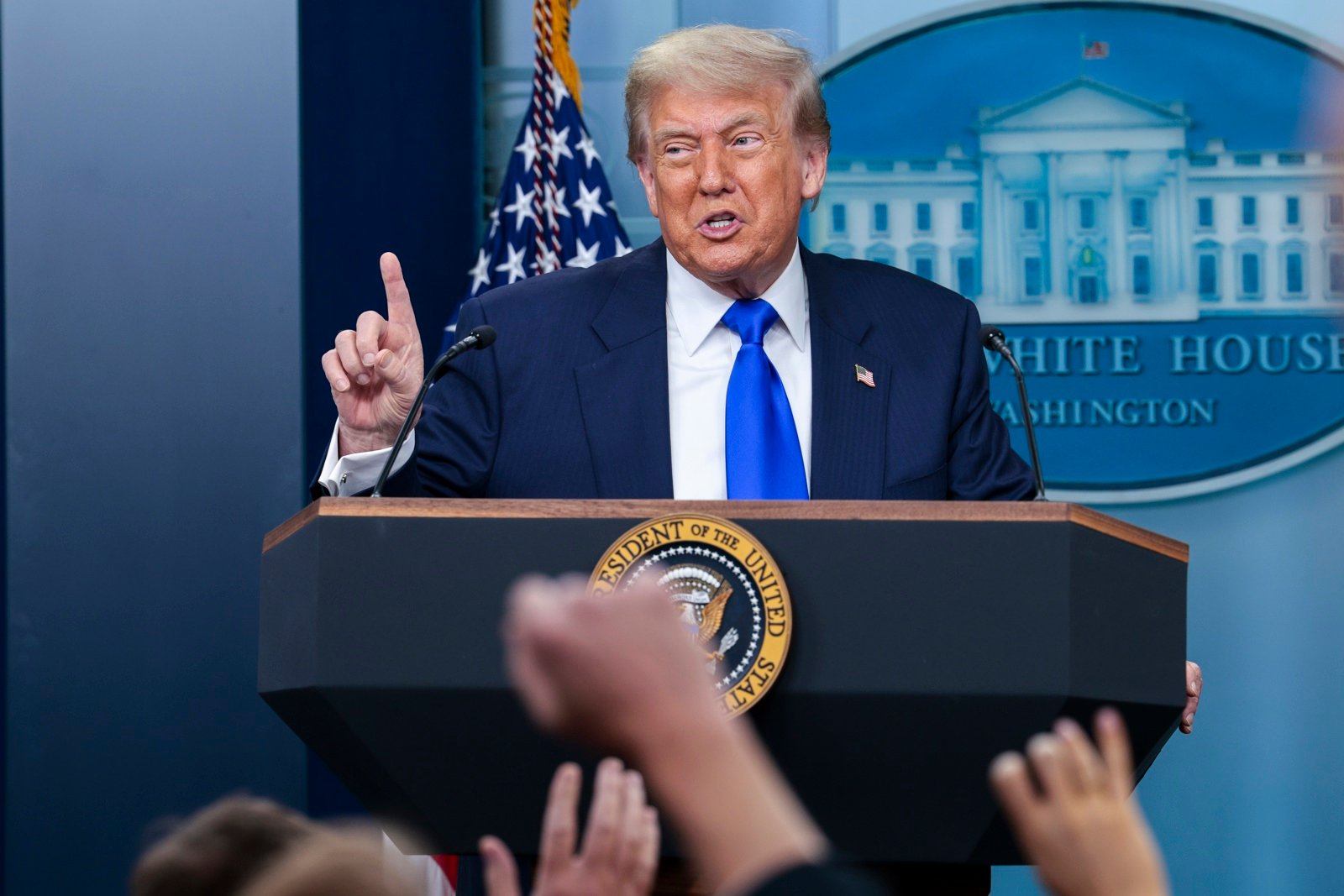 Trump informó que EE UU enviará cartas de notificación sobre aranceles desde el 4 de julio Trump multará con casi 1.000 dólares diarios a migrantes que incumplan orden de deportación