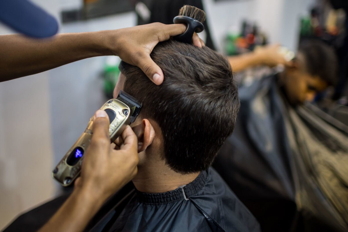 Jóvenes venezolanos transforman su futuro desde una barbería en Caracas