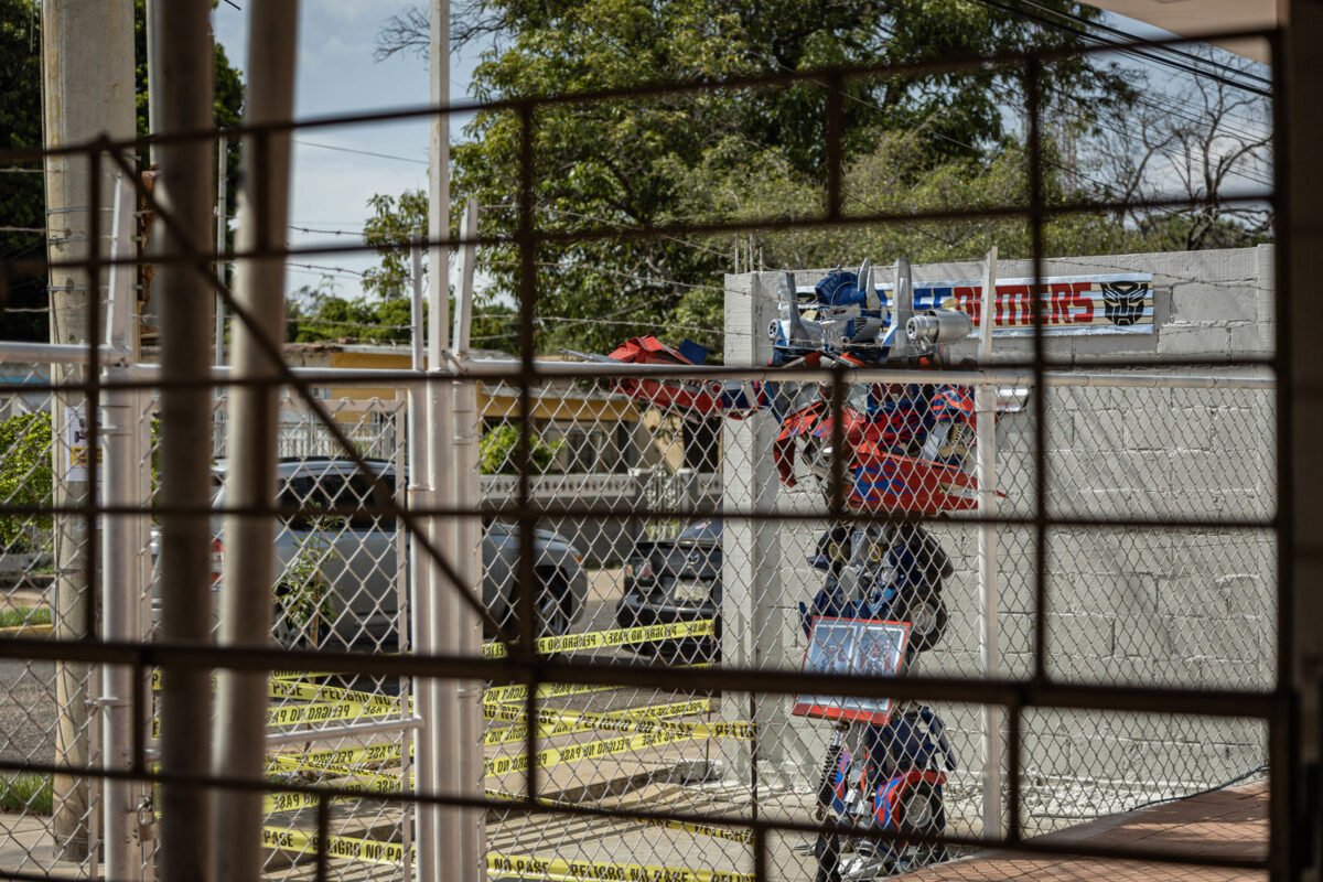 Un venezolano transforma desechos en esculturas para frenar la contaminación del lago de Maracaibo