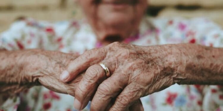 Identificaron más de 400 genes relacionados con el envejecimiento acelerado en algunas personas