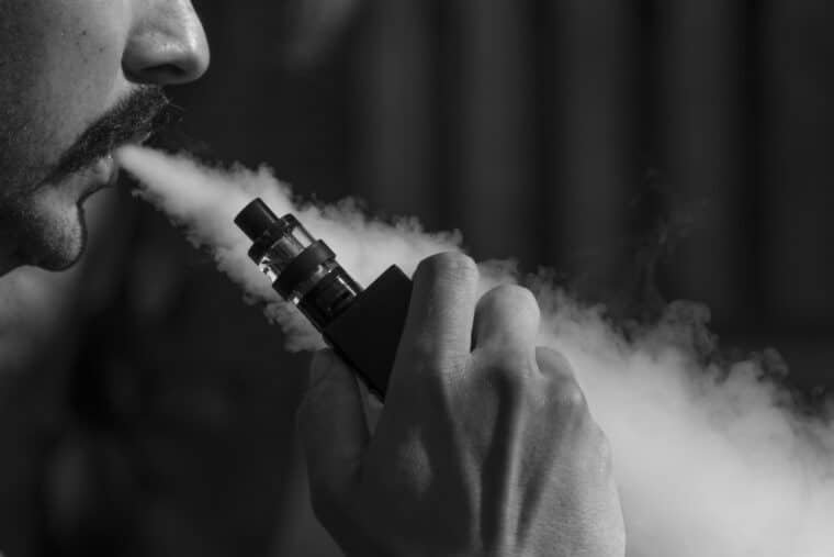 Un estudio comprobó que el vaper con sabor a menta es más dañino para los pulmones