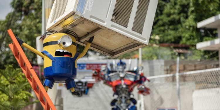 Un venezolano transforma desechos en esculturas para frenar la contaminación del lago de Maracaibo