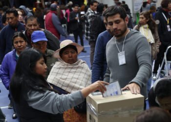 Elecciones en Bolivia: el país acude a las urnas entre denuncias de campaña sucia y llamado al voto nulo