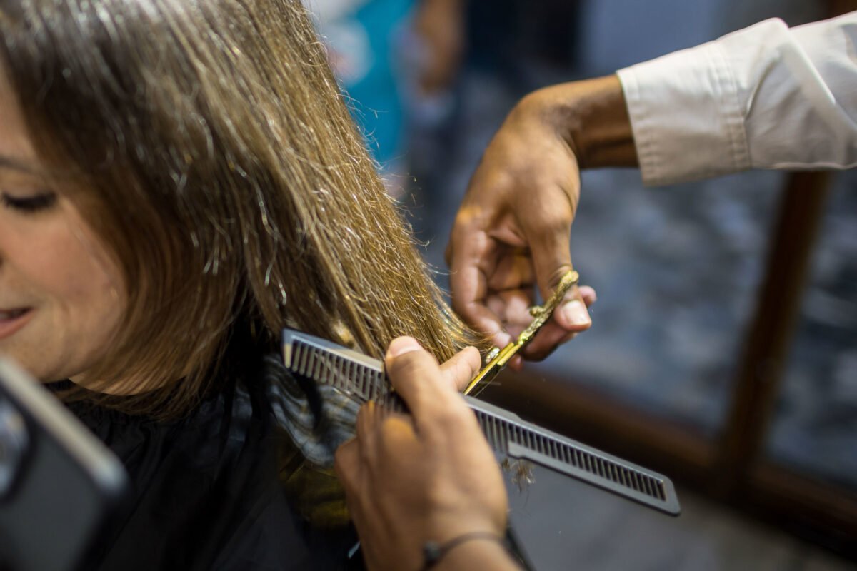Jóvenes venezolanos transforman su futuro desde una barbería en Caracas