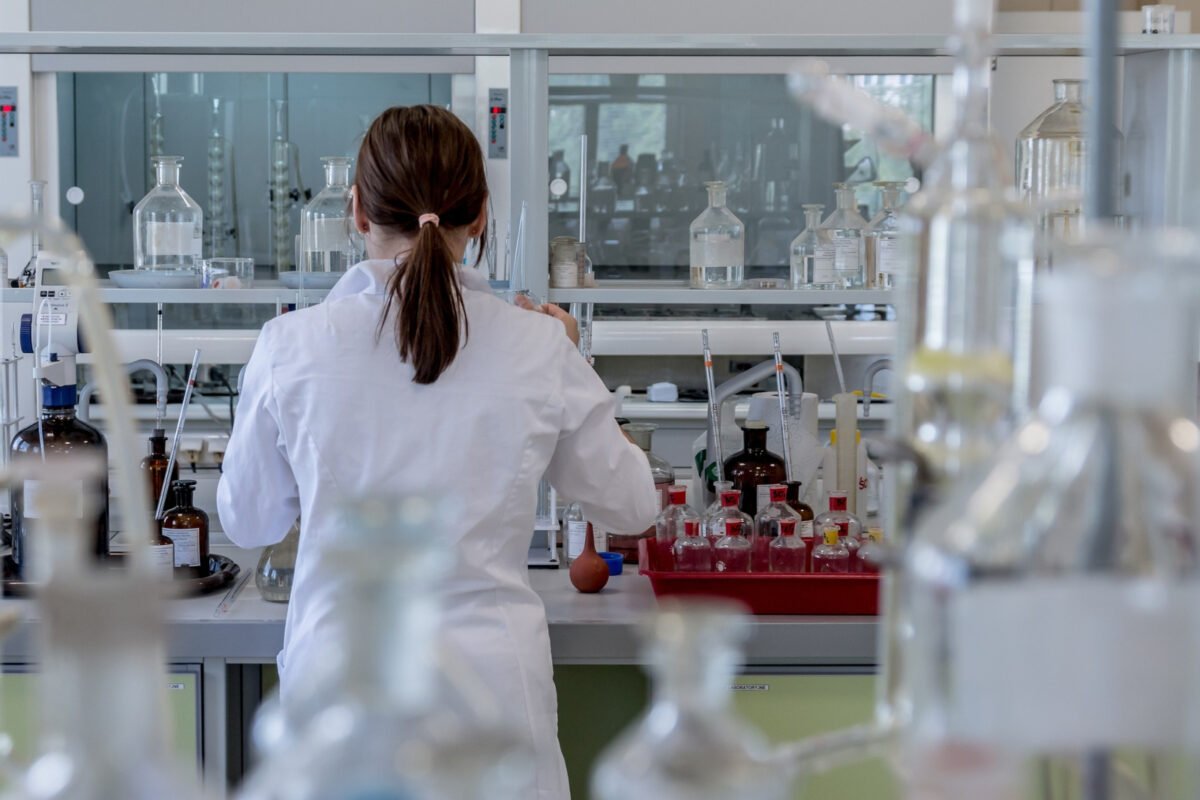 Diseñaron proteínas que pueden cambiar de forma y moverse como las naturales gracias a la inteligencia artificial