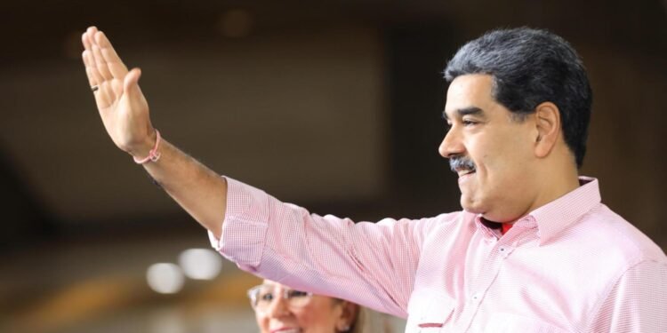 Maduro moviliza a cuatro millones de milicianos como respuesta a los destructores enviados por Estados Unidos ante sus costas