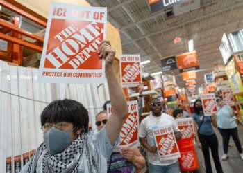 Mayor grupo latino de EEUU pide a Home Depot negar el acceso de ICE a sus instalaciones