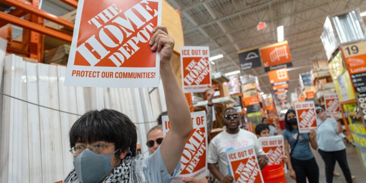 Mayor grupo latino de EEUU pide a Home Depot negar el acceso de ICE a sus instalaciones