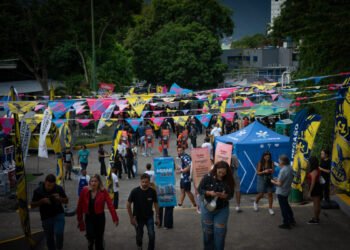 Molotov celebró sus 30 años de carrera con un concierto irreverente y multigeneracional en Caracas