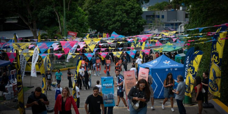 Molotov celebró sus 30 años de carrera con un concierto irreverente y multigeneracional en Caracas