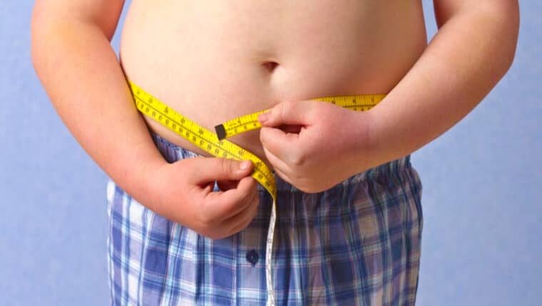 La obesidad infantil y su relación con el tiempo que pasan los niños frente a las pantallas