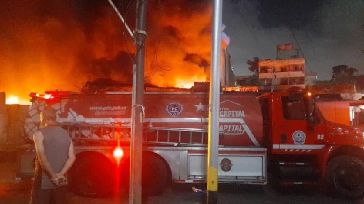 Al menos 7 personas resultaron afectadas por inhalación de humo en un incendio de un galpón en Catia 