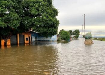 Crecida del río Orinoco inundó un refugio para damnificados en Ciudad Bolívar 